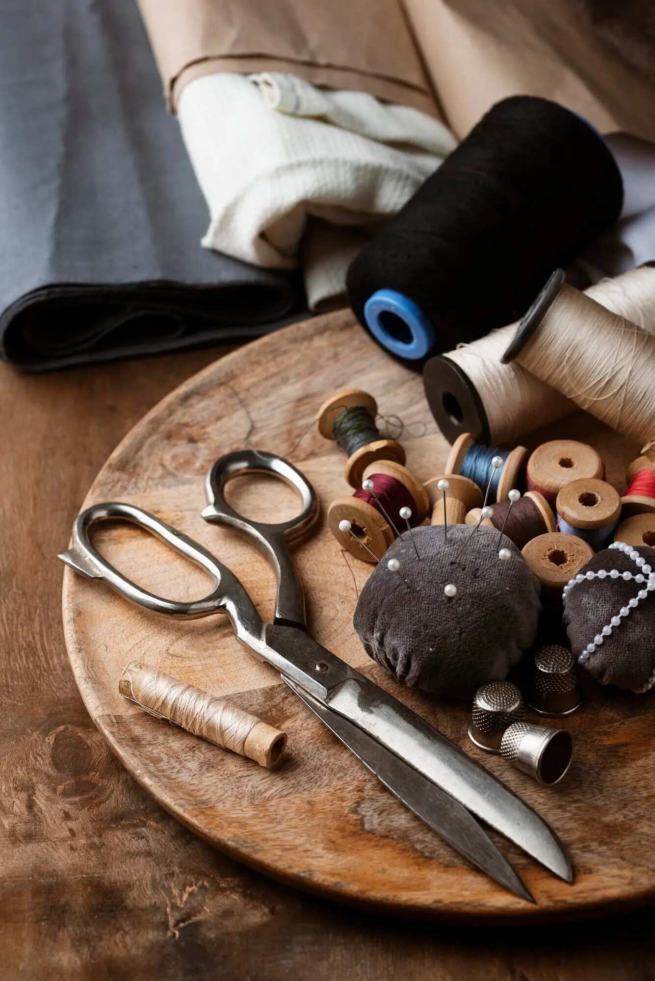 Stillleben mit arrangierten Schneiderutensilien