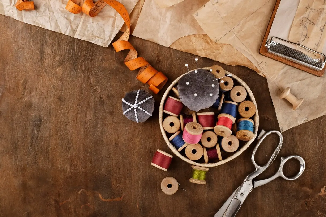 Stillleben einer Anordnung von Schneiderutensilien