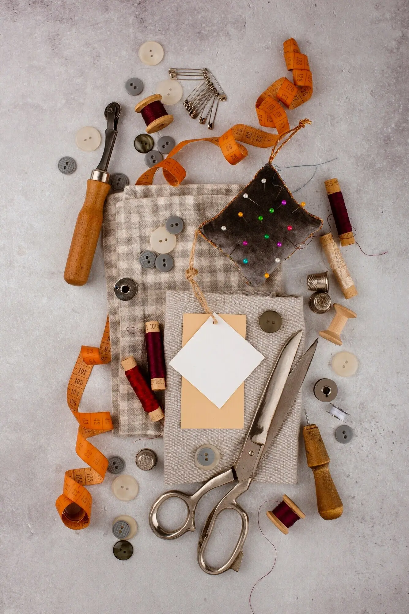 Stillleben mit angeordneten Schneiderutensilien